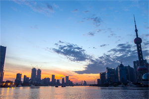 The musical night of Shanghai, dancing and celebrating with street performers The musical night of Shanghai, dancing and celebrating with street performers